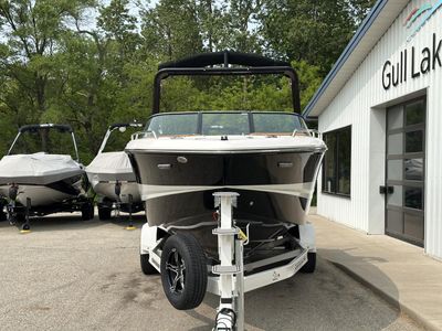 2025 Chaparral 247 SSX - Photo 10