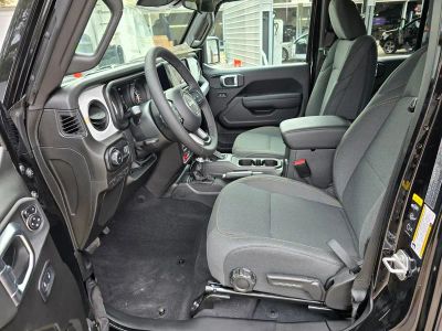 2025 Jeep Wrangler — photo 16 view