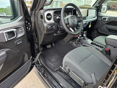 2025 Jeep Wrangler — photo 15 view