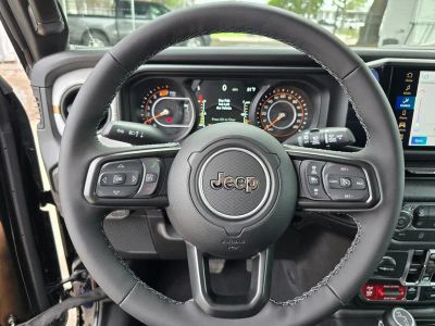2025 Jeep Wrangler — photo 17 view