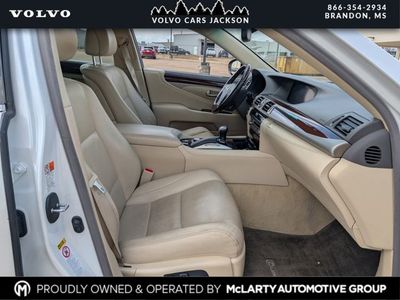 2016 Lexus LS — photo 32 view