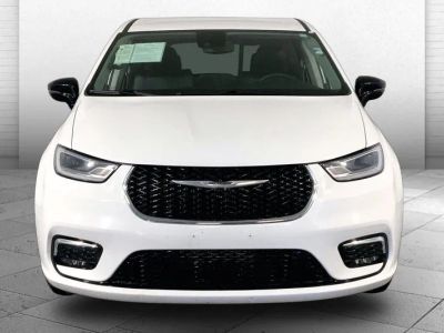 2024 Chrysler Pacifica — side profile view