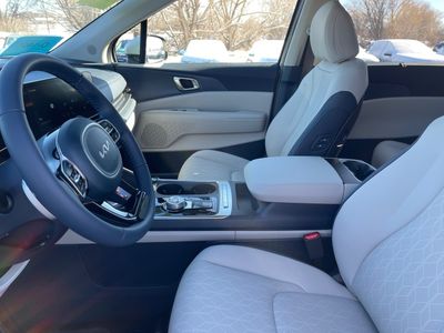 2026 Kia Carnival Hybrid — photo 9 view