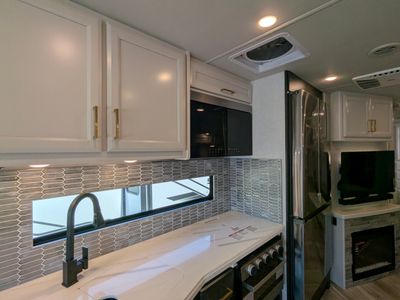 2026 Fleetwood Bounder — photo 18 view
