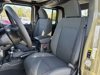 2025 Jeep Gladiator — photo 11 view