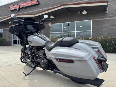 2025 Harley-Davidson FLHX - Street Glide — interior view