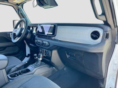 2025 Jeep Wrangler — photo 27 view