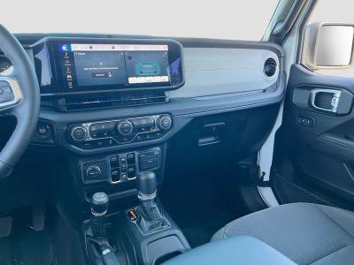 2025 Jeep Wrangler — photo 22 view