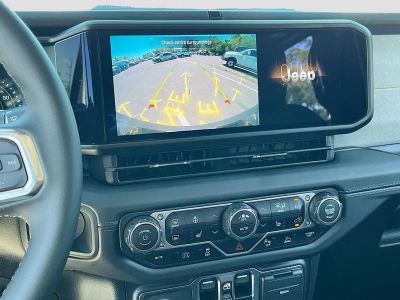 2025 Jeep Wrangler — photo 13 view