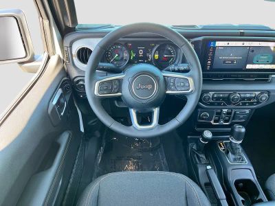 2025 Jeep Wrangler — photo 21 view