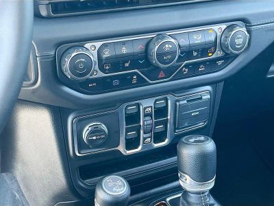 2025 Jeep Wrangler — photo 15 view