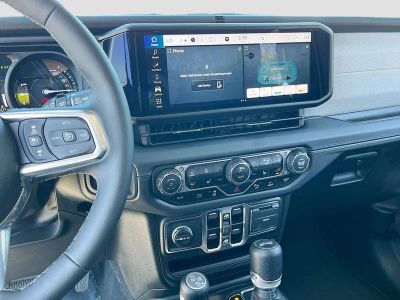 2025 Jeep Wrangler — photo 14 view