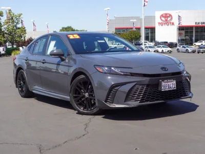 2025 Toyota Camry SE — front three-quarter view