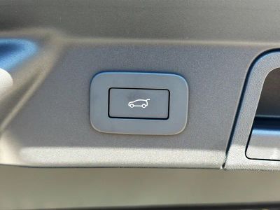 2026 Land Rover Range Rover Velar — photo 13 view