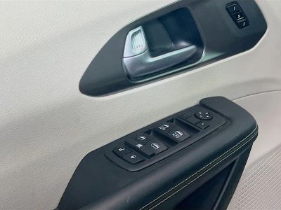 2024 Chrysler Pacifica — photo 13 view