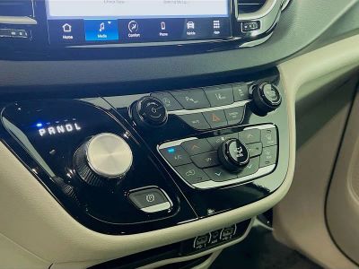 2024 Chrysler Pacifica — photo 9 view