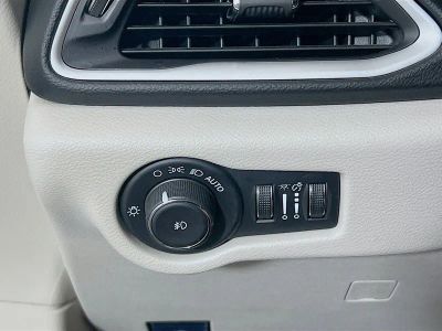 2024 Chrysler Pacifica — photo 7 view