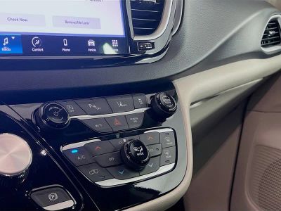 2024 Chrysler Pacifica — photo 12 view