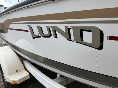 2004 Lund 1775 PRO V SE SC — engine compartment view