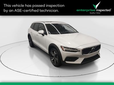 2025 Volvo V60 Cross Country - Photo 1