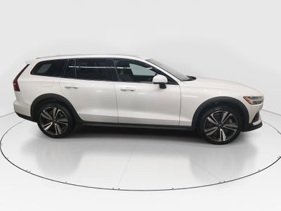 2025 Volvo V60 Cross Country - Photo 8