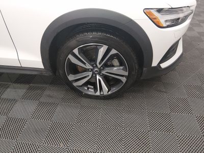 2025 Volvo V60 Cross Country - Photo 10