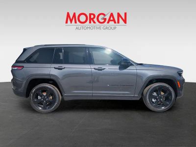 2025 Jeep Grand Cherokee — side profile view