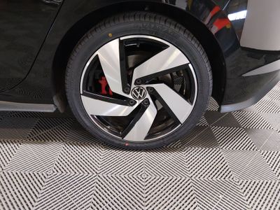 2024 Volkswagen Golf GTI — photo 10 view