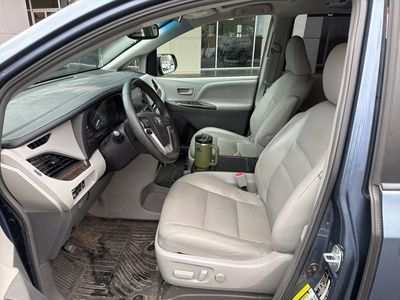 2017 Toyota Sienna XLE - Photo 3