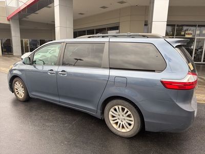 2017 Toyota Sienna XLE - Photo 2