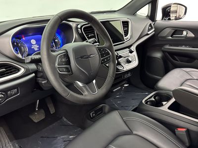 2025 Chrysler Pacifica - Photo 8
