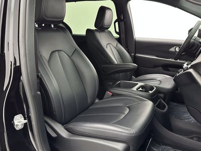 2025 Chrysler Pacifica - Photo 36