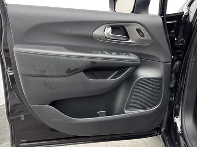 2025 Chrysler Pacifica - Photo 9