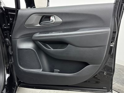2025 Chrysler Pacifica - Photo 34