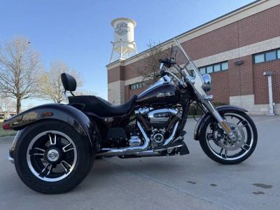 2022 Harley-Davidson® FLRT - Freewheeler® — front three-quarter view
