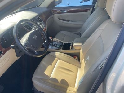 2012 Hyundai Genesis 3.8 — interior view