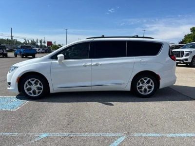 2017 Chrysler Pacifica — side profile view
