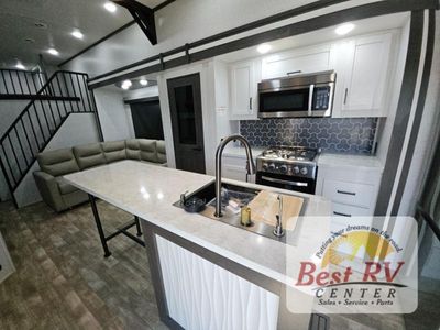 2025 CrossRoads RV Hampton - Photo 12