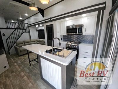 2025 CrossRoads RV Hampton - Photo 11