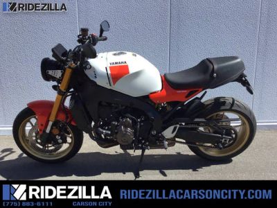 2025 Yamaha XSR900 — front three-quarter view