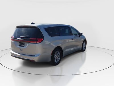 2024 Chrysler Pacifica — photo 7 view