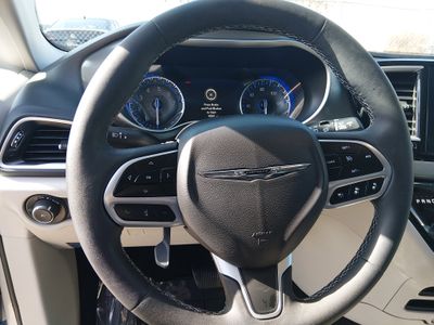 2024 Chrysler Pacifica — photo 12 view