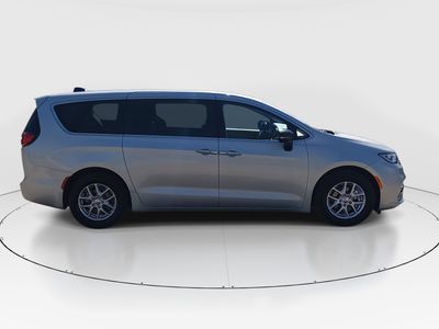 2024 Chrysler Pacifica — photo 8 view