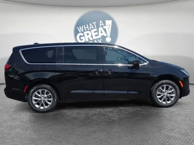 2027 Chrysler Pacifica — side profile view