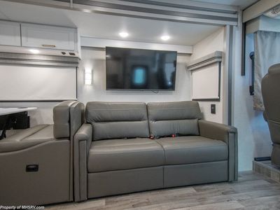 2026 Thor Motor Coach Hurricane - Photo 8