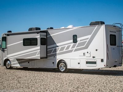 2026 Thor Motor Coach Hurricane - Photo 2