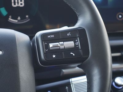 2025 Hyundai Santa Fe — photo 10 view