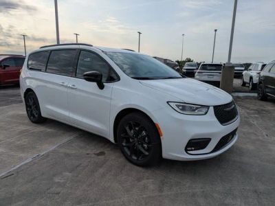 2026 Chrysler Pacifica Limited in Bright White Clear-Coat Exterior Paint — front three-quarter view