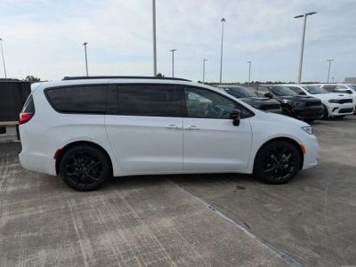 2026 Chrysler Pacifica — side profile view