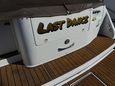 1998 Sea Ray 330 Sundancer — interior view